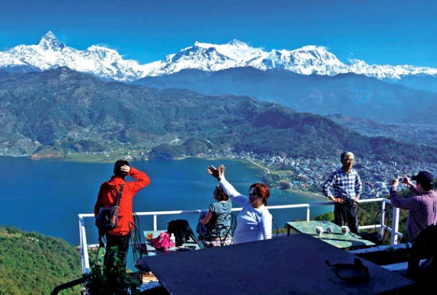 tourists-in-pokhara